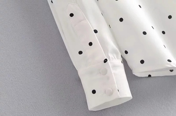 Cămașă de damă cu buline în alb și guler în formă de V în alb