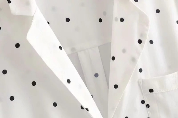 Cămașă de damă cu buline în alb și guler în formă de V în alb