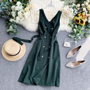 Modern női ruha széles pántokkal és gombokkal, különböző színekben