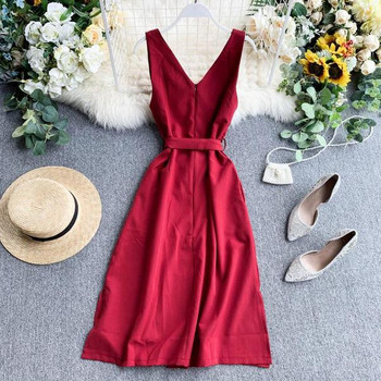 Modern női ruha széles pántokkal és gombokkal, különböző színekben