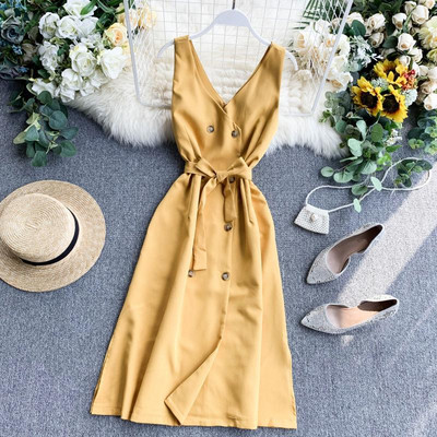 Modern női ruha széles pántokkal és gombokkal, különböző színekben