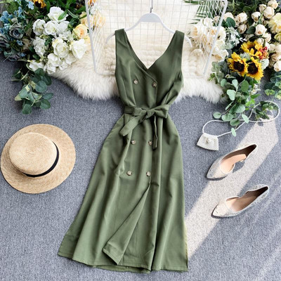 Modern női ruha széles pántokkal és gombokkal, különböző színekben