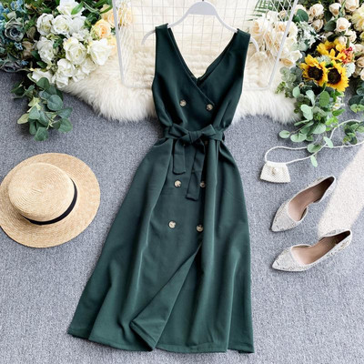 Modern női ruha széles pántokkal és gombokkal, különböző színekben