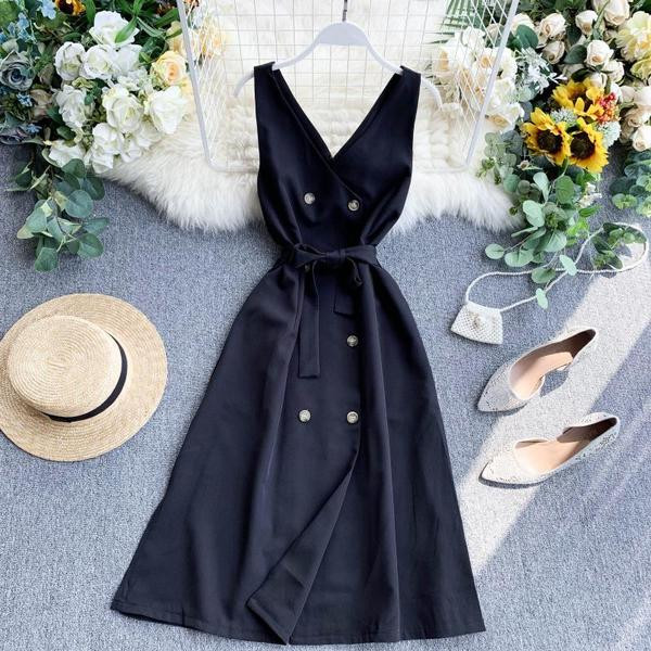 Modern női ruha széles pántokkal és gombokkal, különböző színekben