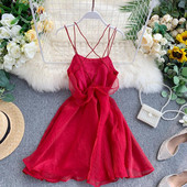 Kivágott női ruha vékony pántokkal fekete, piros és kék színben