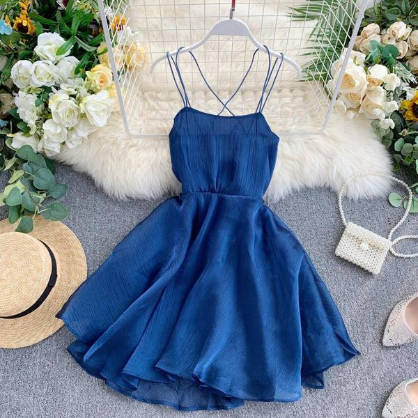 Kivágott női ruha vékony pántokkal fekete, piros és kék színben