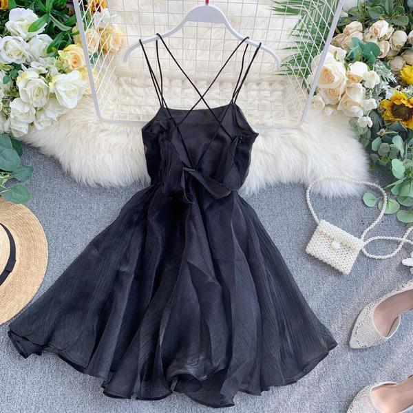 Kivágott női ruha vékony pántokkal fekete, piros és kék színben