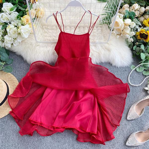 Kivágott női ruha vékony pántokkal fekete, piros és kék színben