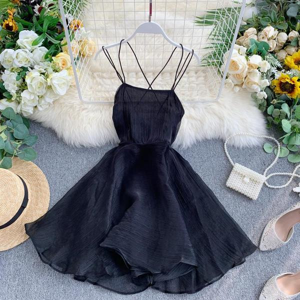 Kivágott női ruha vékony pántokkal fekete, piros és kék színben