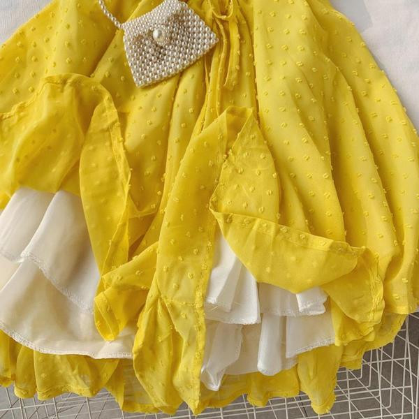 Salopetă casual de damă cu mâneci scurte în galben și albastru