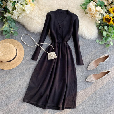 Őszi női ruha szabásminta vékony kötés piros és fekete színben