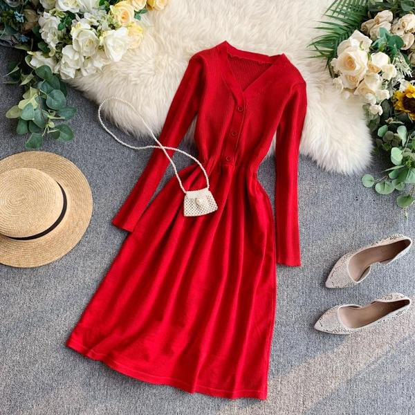 Őszi női ruha szabásminta vékony kötés piros és fekete színben