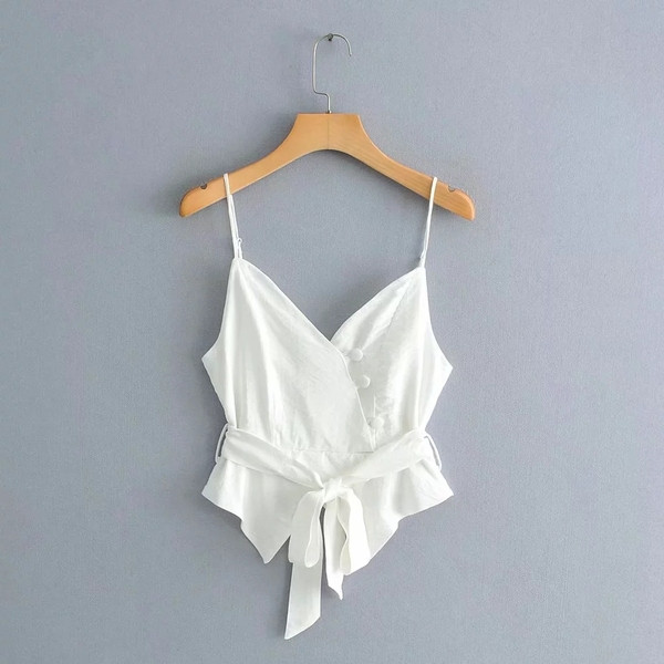 Stílusos női felső vékony pántokkal, fehér színben - aszimmetrikus modell