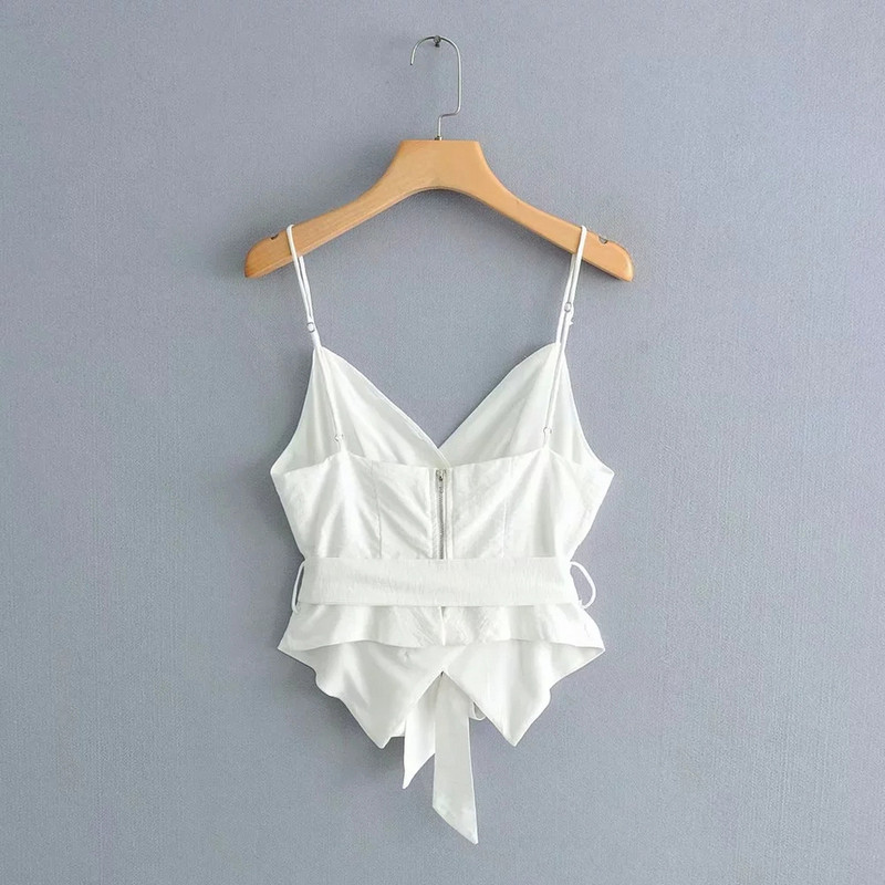 Stílusos női felső vékony pántokkal, fehér színben - aszimmetrikus modell