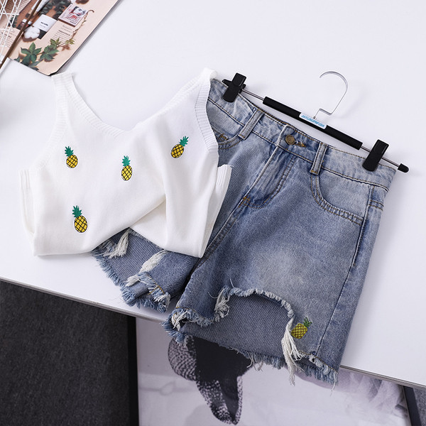 Modern női felső hímzéssel - négy színben