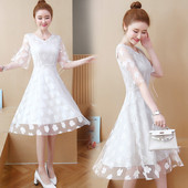 Elegáns női ruha fehér és fekete színben, rövid ujjal