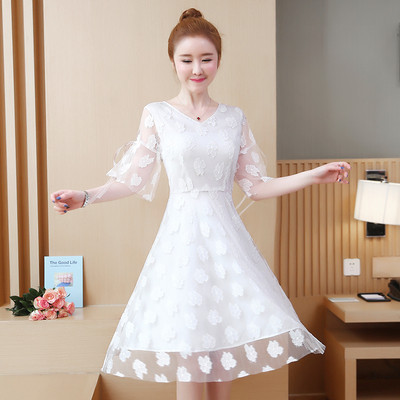 Elegáns női ruha fehér és fekete színben, rövid ujjal