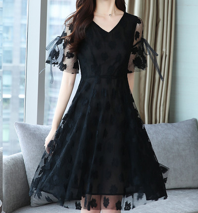 Elegáns női ruha fehér és fekete színben, rövid ujjal