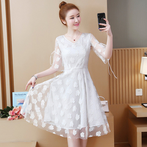 Elegáns női ruha fehér és fekete színben, rövid ujjal