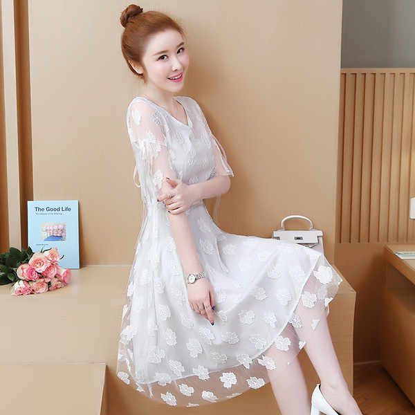 Elegáns női ruha fehér és fekete színben, rövid ujjal