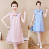 Modern női ruha két színben, hímzéssel