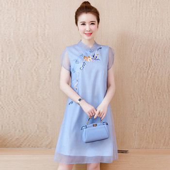 Modern női ruha két színben, hímzéssel