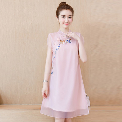 Modern női ruha két színben, hímzéssel