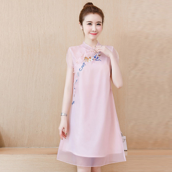 Modern női ruha két színben, hímzéssel