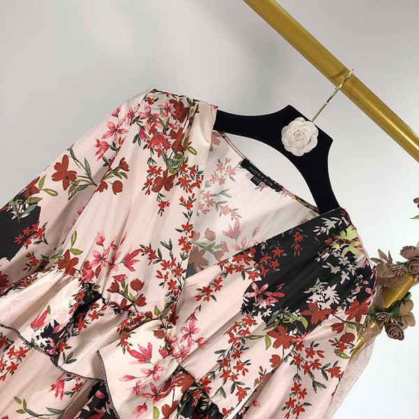 Rochie lunga de dama cu model floral si decolteu in V