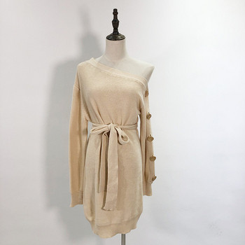 Vékony kötésből készült, gombos női ruha