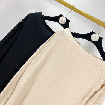 Vékony kötésből készült, gombos női ruha