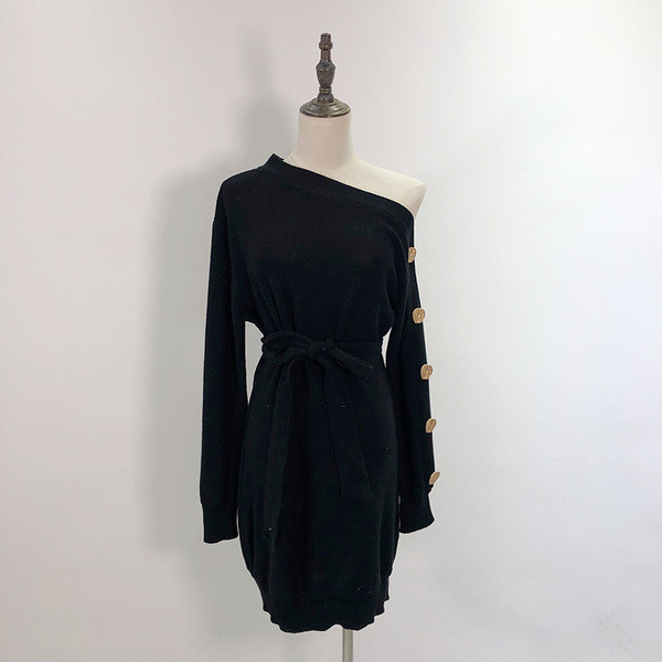 Vékony kötésből készült, gombos női ruha