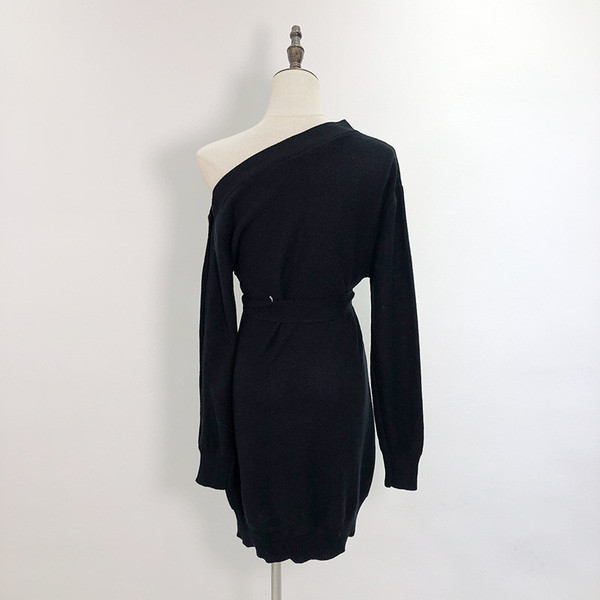 Vékony kötésből készült, gombos női ruha