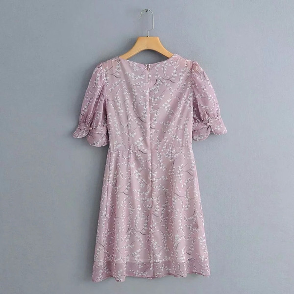 Női ruha rövid ujjal és V-nyakú lila színben