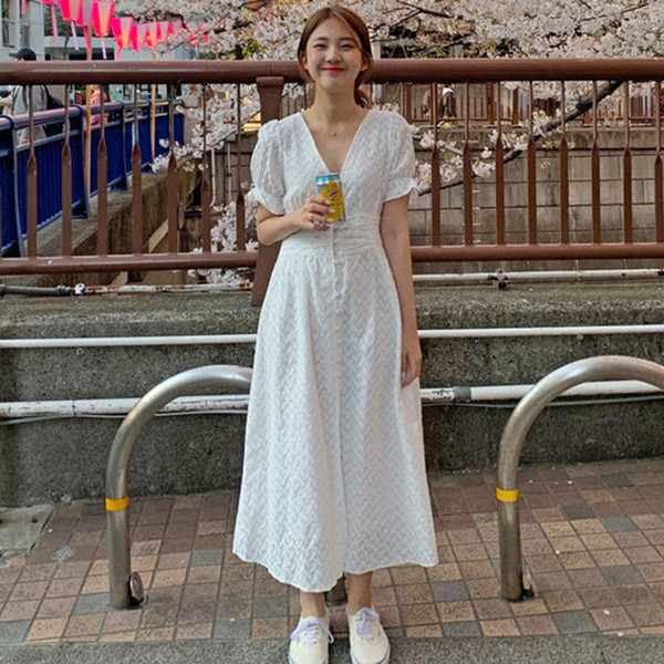 Rochie modernă de damă în alb, cu fante