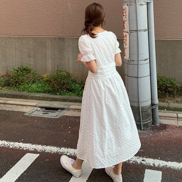 Rochie modernă de damă în alb, cu fante