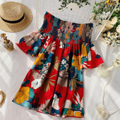 Színes női ruha csupasz vállakkal, fehér és piros színben