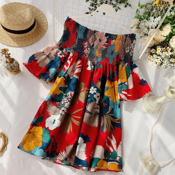 Színes női ruha csupasz vállakkal, fehér és piros színben