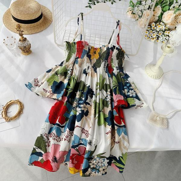 Színes női ruha csupasz vállakkal, fehér és piros színben