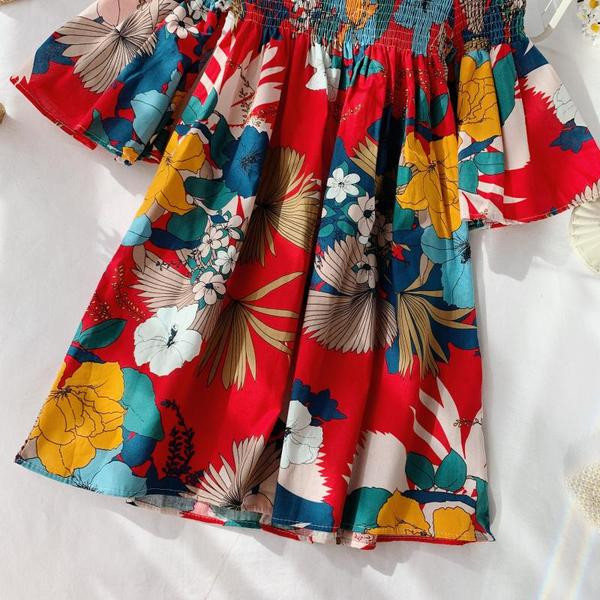 Színes női ruha csupasz vállakkal, fehér és piros színben