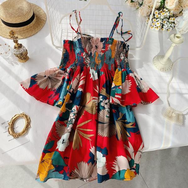 Színes női ruha csupasz vállakkal, fehér és piros színben