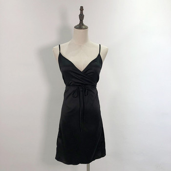 Női ruha mély V-kivágással és pántokkal