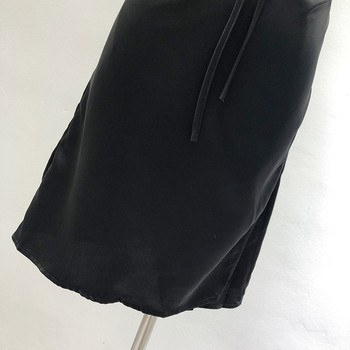 Női ruha mély V-kivágással és pántokkal