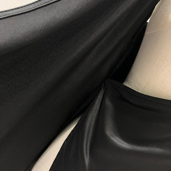 Női ruha mély V-kivágással és pántokkal