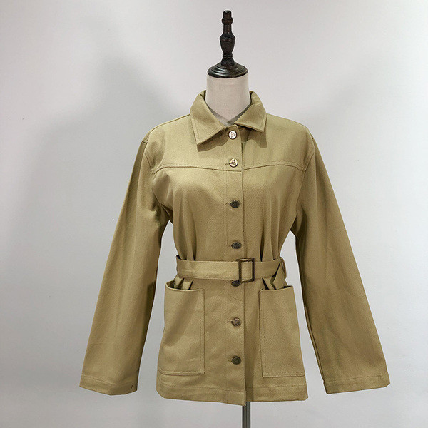 Vékony tavaszi-őszi kabát derekán barna övvel