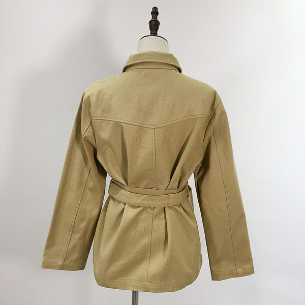 Vékony tavaszi-őszi kabát derekán barna övvel