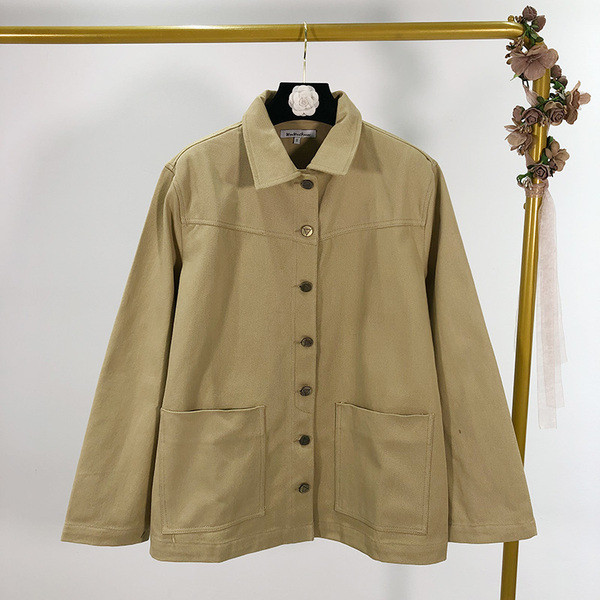 Vékony tavaszi-őszi kabát derekán barna övvel