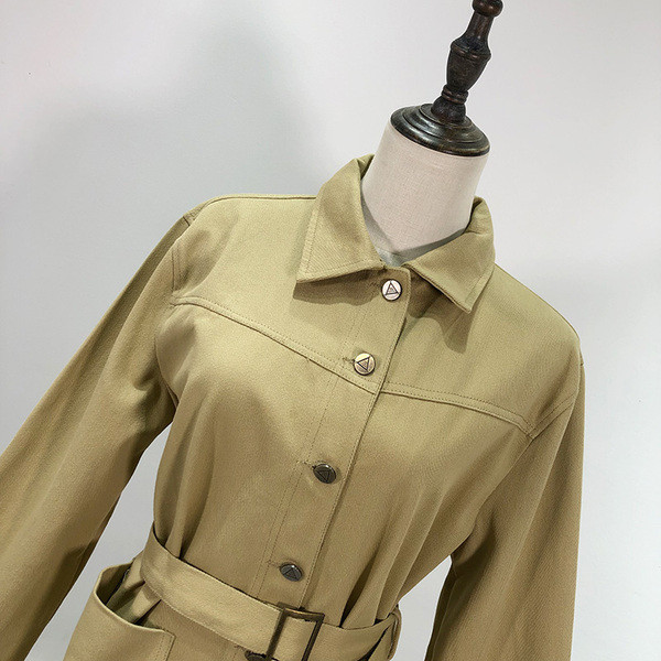 Vékony tavaszi-őszi kabát derekán barna övvel