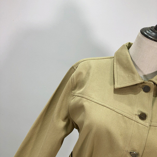 Vékony tavaszi-őszi kabát derekán barna övvel