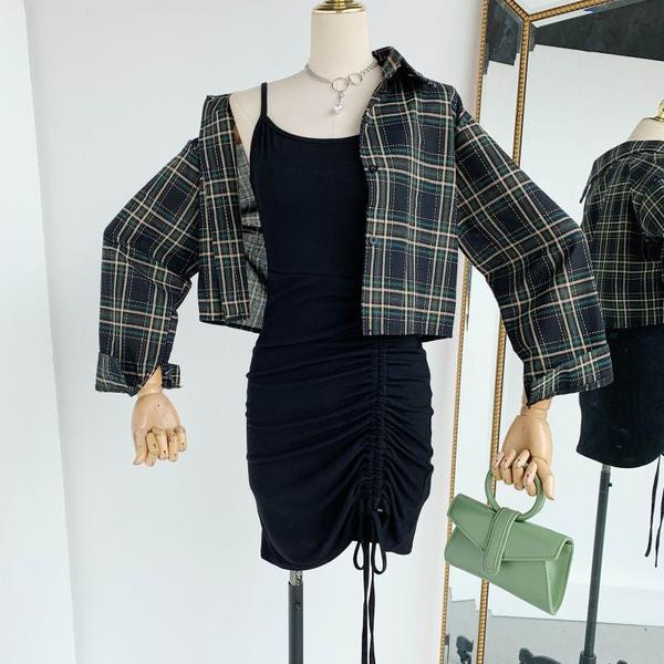 Hétköznapi női szett egy kockás ingből és egy nyakkendős ruhából